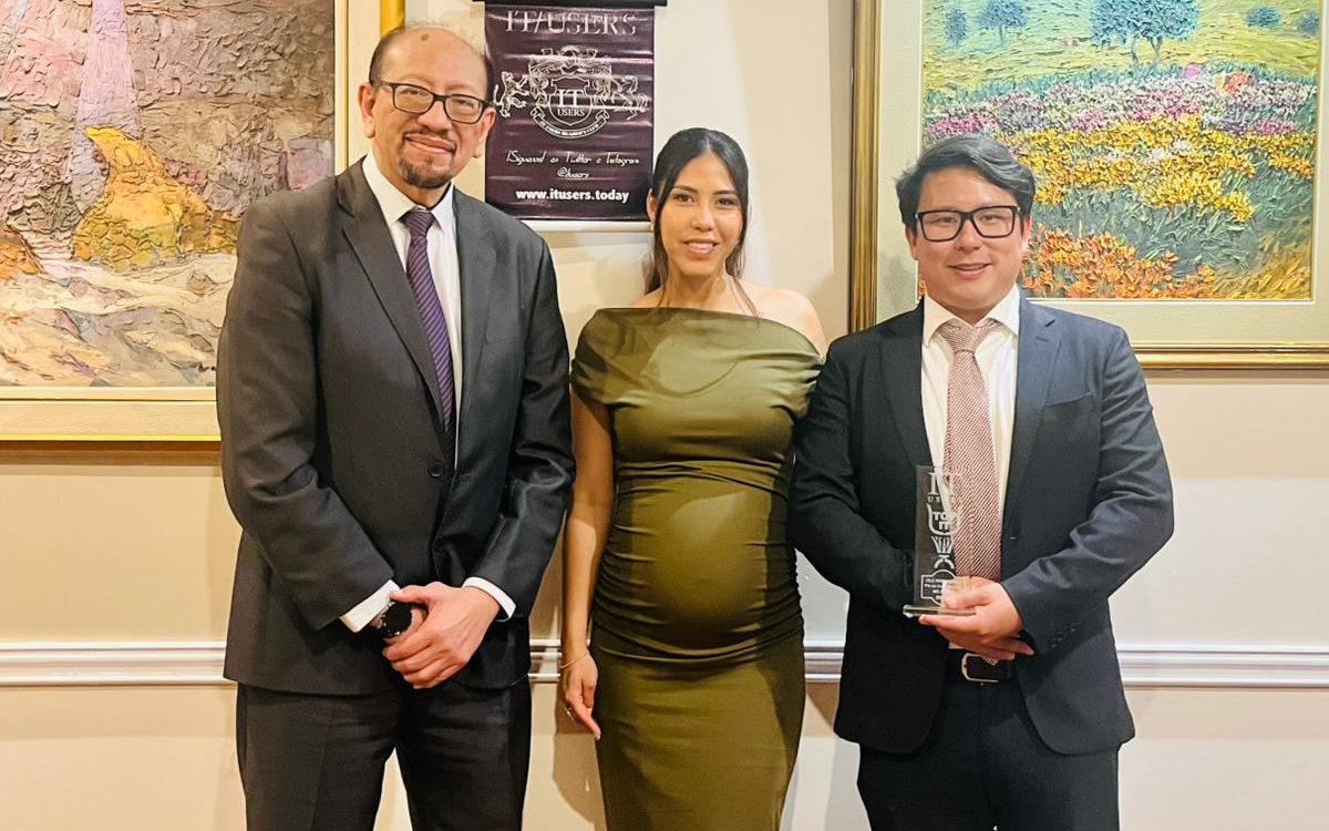 Premiación IT/USERS Awards 2024-25: representante de OLC Ingenieros con su trofeo TOP-IT