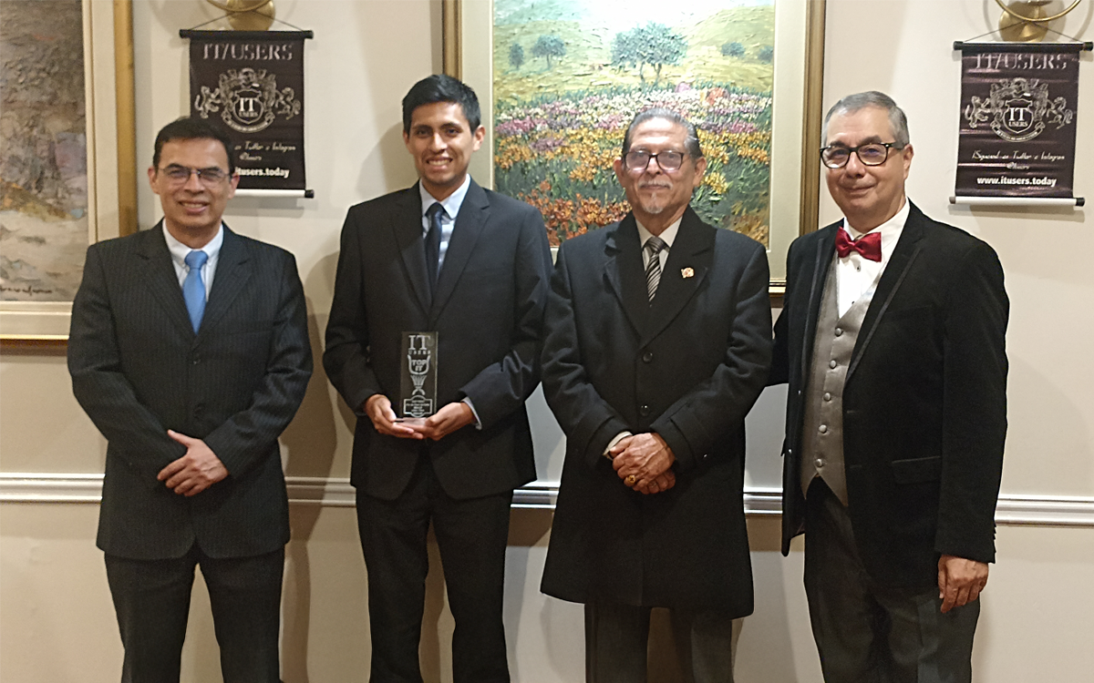 Premiación IT/USERS Awards 2024-25: representante de IMACO recibe su trofeo TOP-IT