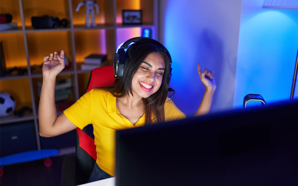 Jugadora disfrutando una partida online con baja latencia