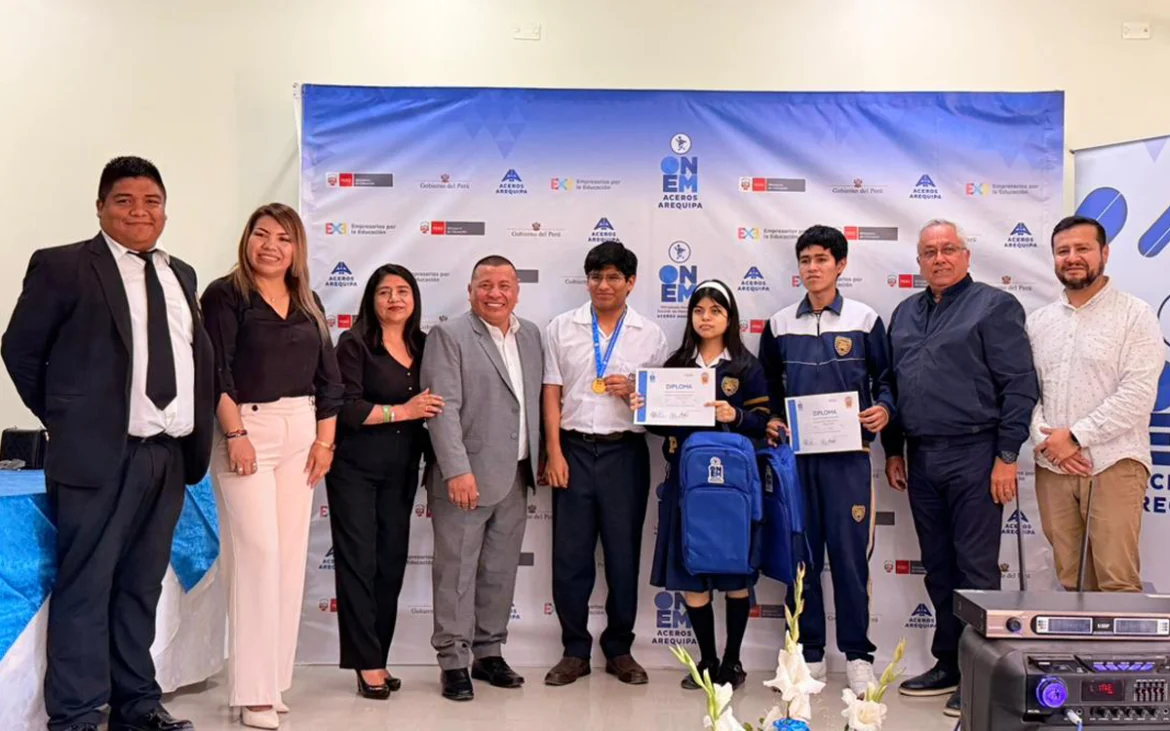 reconocen-a-estudiantes-de-pisco-por-su-destacado-desempeno-en-onem-aceros-arequipa-2025-it-users
