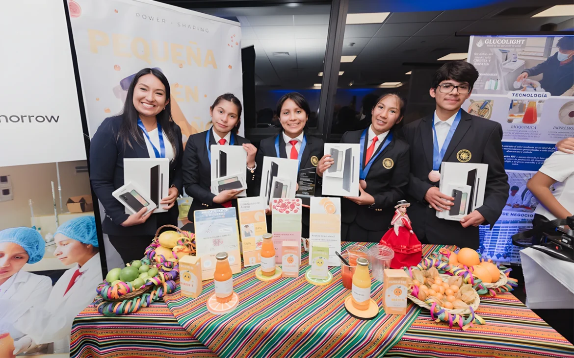 Estudiantes del COAR Ayacucho ganadores de Solve For Tomorrow 2025 con proyecto Hemosfere