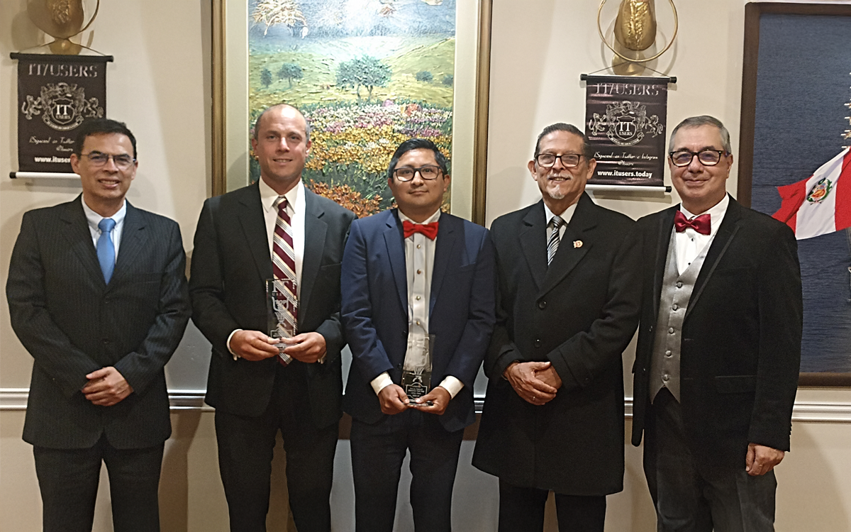 Representantes de Lenovo Perú con sus trofeos TOP-IT en los IT/USERS® Awards 2024-25