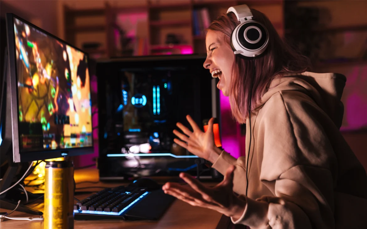 Gamer disfrutando FSR “Redstone” con machine learning y frame generation de AMD