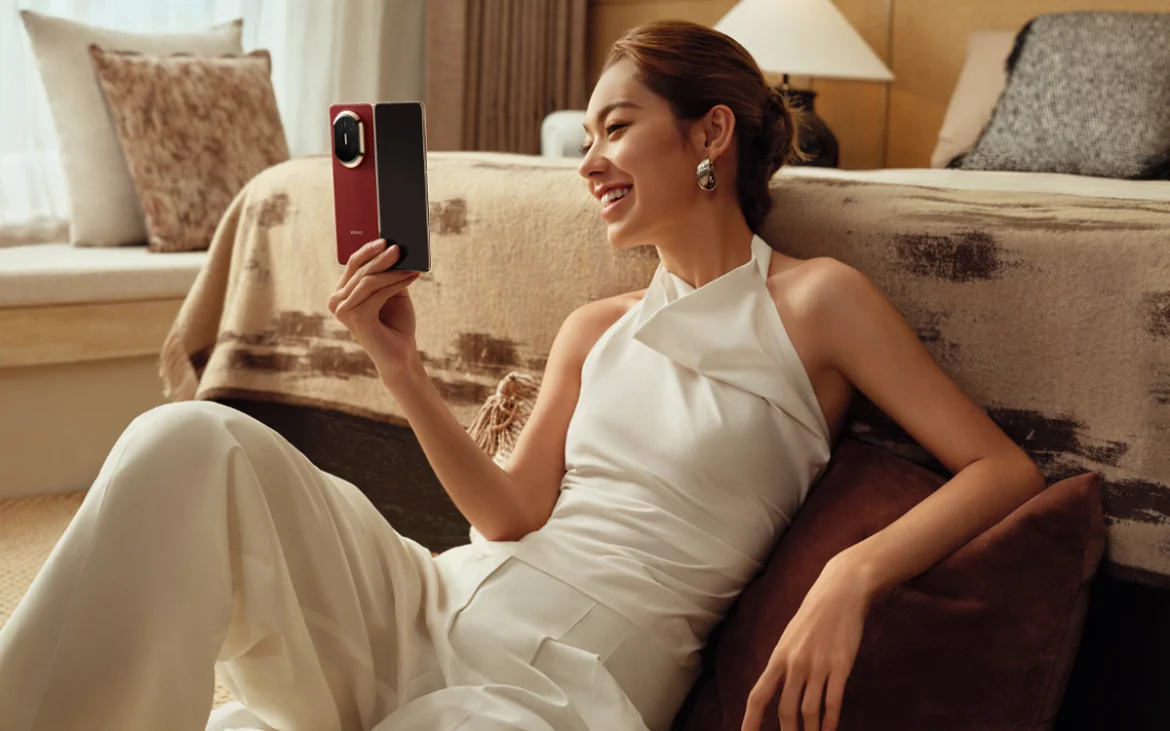 Usuario disfrutando del HUAWEI Mate X7 en color rojo durante una experiencia premium