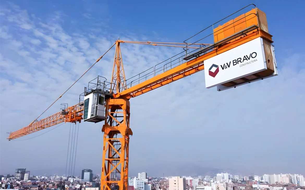 Grúa torre de V&V Bravo sobre skyline urbano durante proyecto inmobiliario