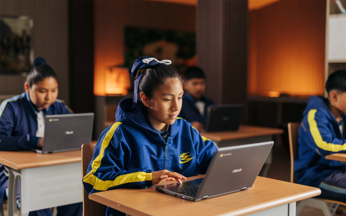 Estudiantes peruanos usando ASUS Chromebooks con IA en aula digital