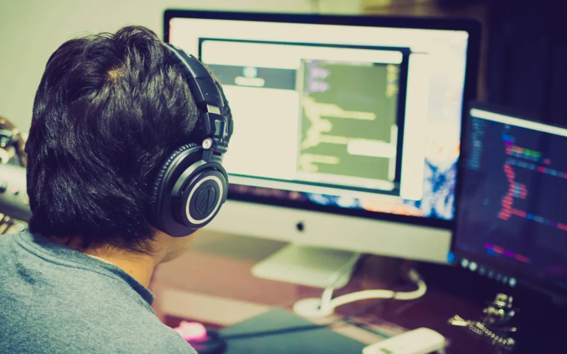 Desarrollador analizando código open source y metadatos de licencia SPDX