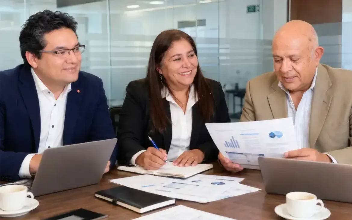Equipo de Dominio Consultores analiza información para la toma de decisiones empresariales