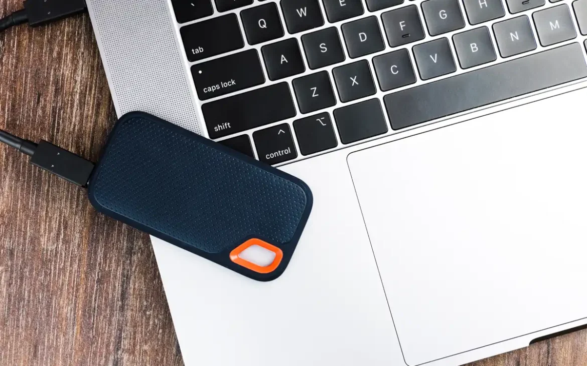 SSD externo conectado a una computadora portátil