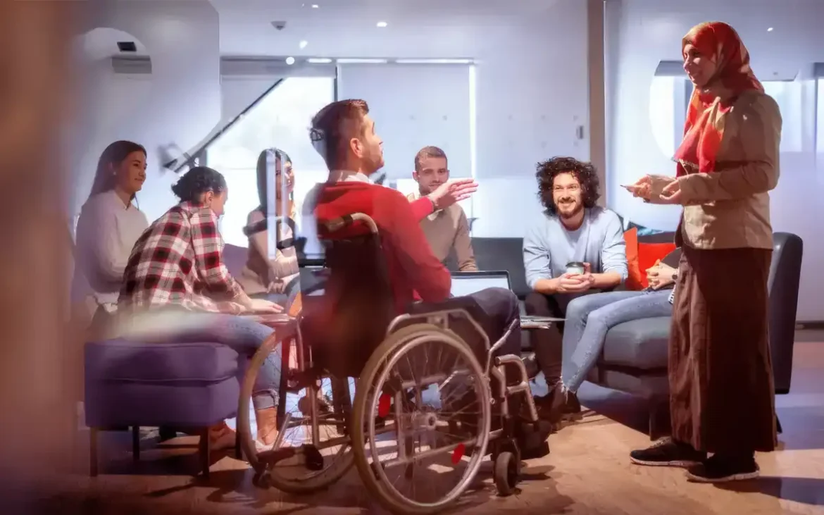 Equipo diverso participa en un espacio de trabajo inclusivo