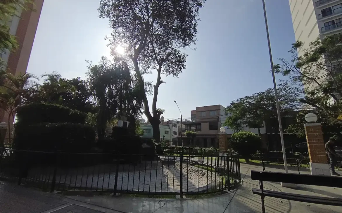 moto-g77-galeria-03-tarde-parque-barranco-itusers-magazine Fotografía a contraluz solar en parque de Barranco con moto g77