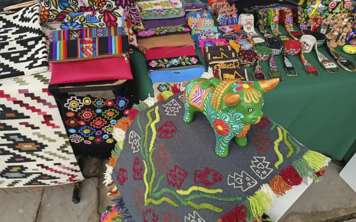 moto-g77-galeria-04-dia-artesanias-pachacamac-itusers-magazine Fotografía de artesanías en Pachacamac con moto g77