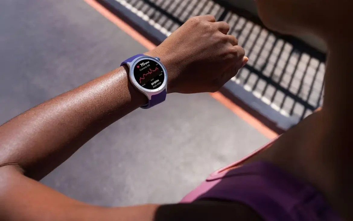 Smartwatch de Motorola con tecnología Polar para monitoreo inteligente de salud y entrenamiento