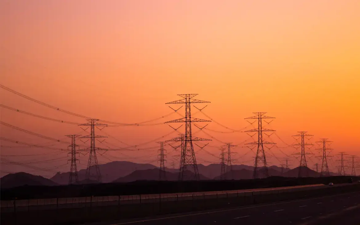 Torres y líneas de transmisión eléctrica al atardecer