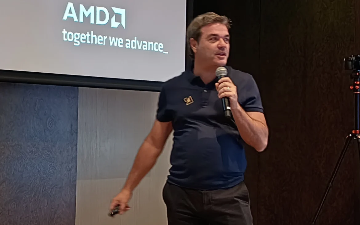 Carlos Santabaya durante un evento de AMD en Lima, Perú