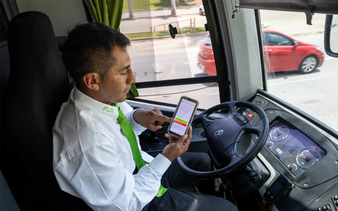Conductor de FlixBus muestra la aplicación de asistencia